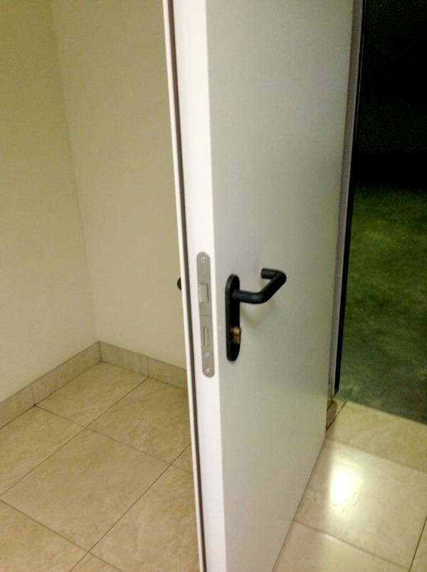 Белая огнестойкая дверь Белая огнестойкая дверь