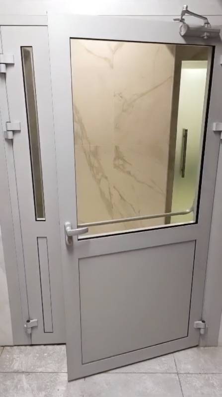 Алюминиевая дверь с ручкой push-bar Алюминиевая дверь с ручкой push-bar