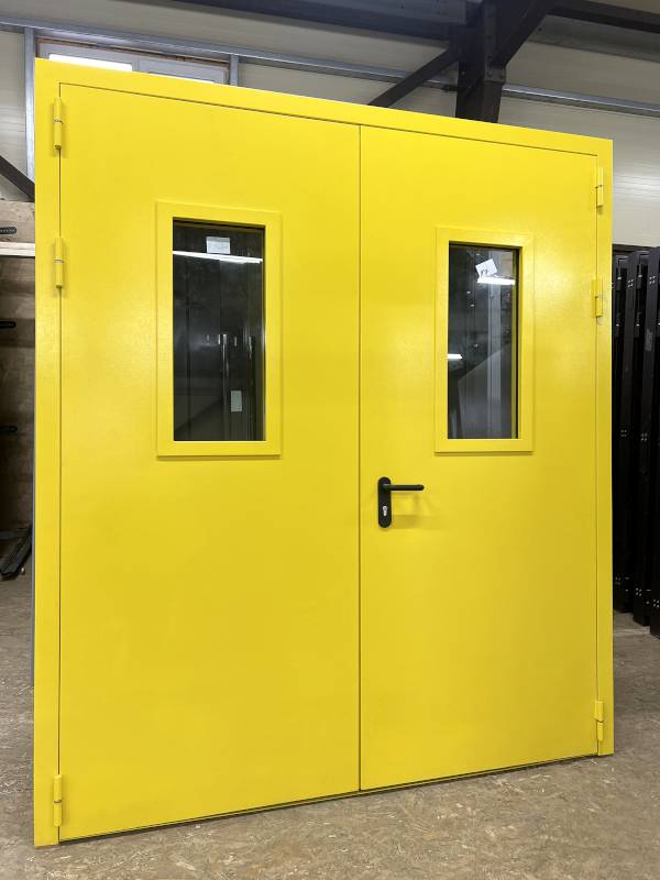 Дверь желтого цвета