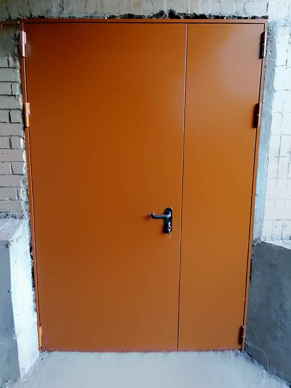 Двупольная оранжевая дверь с внешней стороны Двупольная оранжевая дверь с внешней стороны