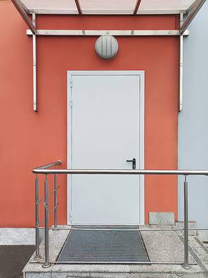 Глухая противопожарная дверь (вход в офис здания, д. Селёвкино, 195) Глухая противопожарная дверь (вход в офис здания, д. Селёвкино, 195)