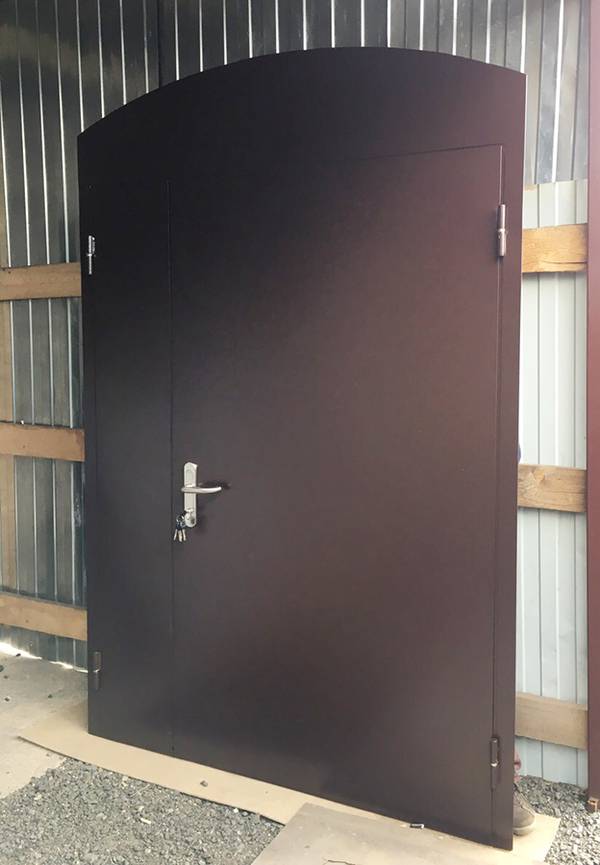 Коричневая полуторапольная дверь Коричневая полуторапольная дверь