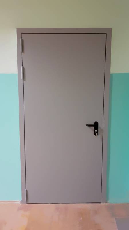 Однопольная дверь снаружи (коридор школы, р-н Марьина Роща) Однопольная дверь снаружи (коридор школы, р-н Марьина Роща)