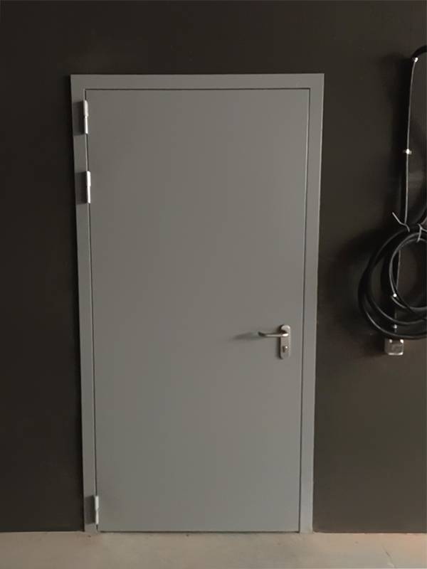 Одностворчатая дверь для пожарного депо Одностворчатая дверь для пожарного депо