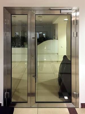 Остекленная двустворчатая дверь, вид спереди Остекленная двустворчатая дверь, вид спереди