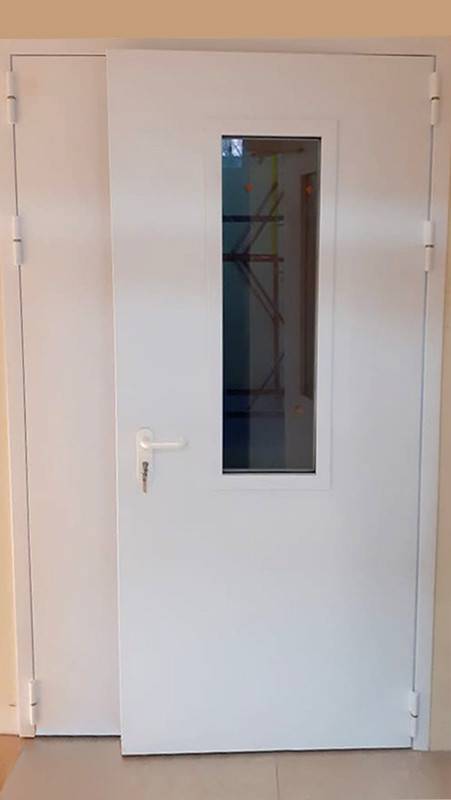 Полуторная дверь, вид снаружи (госпиталь, ул. 2-я Дубровская) Полуторная дверь, вид снаружи (госпиталь, ул. 2-я Дубровская)