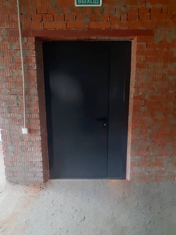 Полуторная дверь, вид сзади (г. Долгопрудный, склад) Полуторная дверь, вид сзади (г. Долгопрудный, склад)