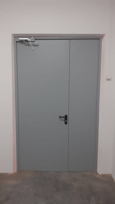 Полуторная дверь, вид сзади (коридор школы, р-н Марьина Роща) Полуторная дверь, вид сзади (коридор школы, р-н Марьина Роща)