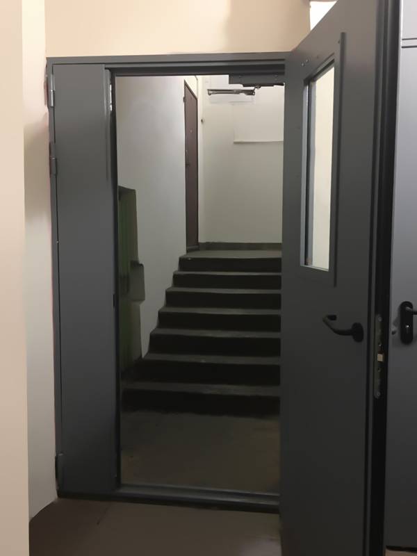 Полуторная остекленная дверь (жилой дом, переулок Расковой) Полуторная остекленная дверь (жилой дом, переулок Расковой)