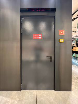 Противопожарная одностворчатая дверь для магазина «Золотое яблоко» Противопожарная одностворчатая дверь для магазина «Золотое яблоко»