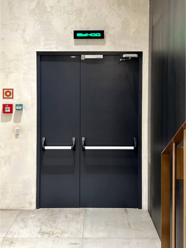 Противопожарная дверь Антипаника для магазина «Золотое яблоко» Противопожарная дверь Антипаника для магазина «Золотое яблоко»