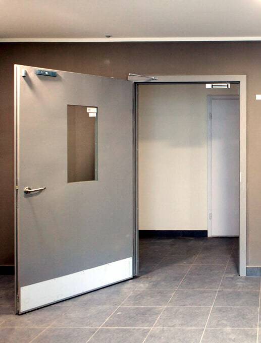 Техническая дверь с магнитным замком Техническая дверь с магнитным замком