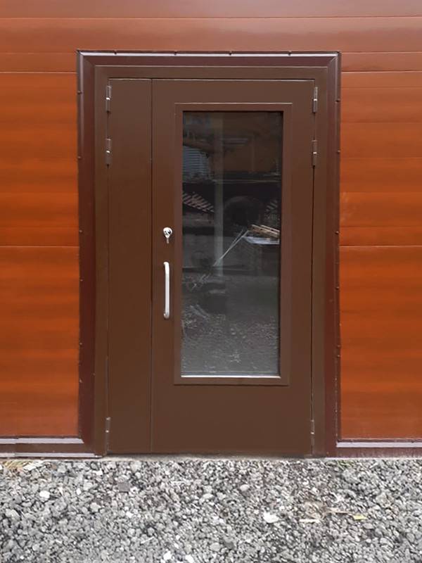 Техническая стальная дверь со стеклом Техническая стальная дверь со стеклом