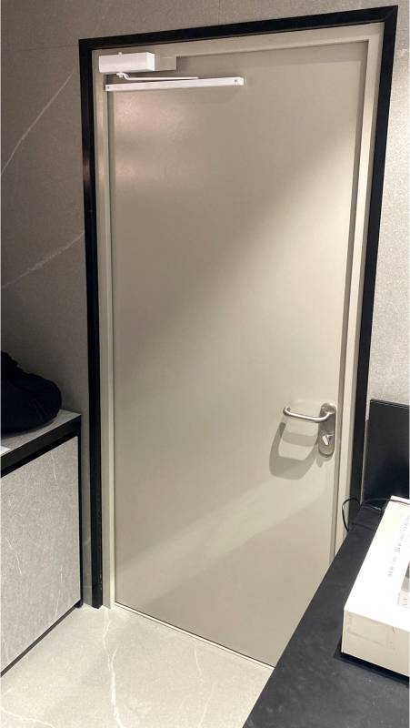 Глухая противопожарная дверь с доводчиком в ТЦ «Атриум» Глухая противопожарная дверь с доводчиком в ТЦ «Атриум»