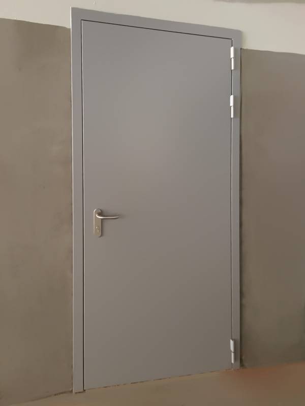 Внешняя сторона огнестойкой двери (пожарное депо) Внешняя сторона огнестойкой двери (пожарное депо)