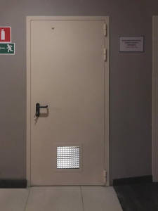 Дверь в ТЦ &laquo;Светофор&raquo;