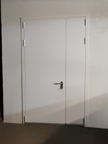 Огнестойкая полуторастворчатая дверь, фото снаружи Огнестойкая полуторастворчатая дверь, фото снаружи